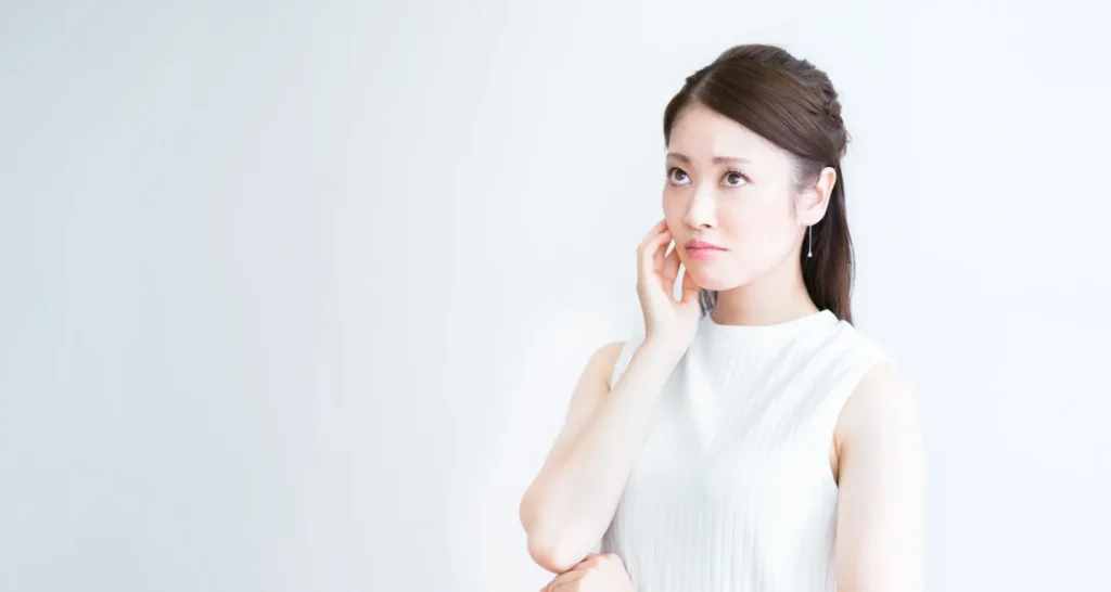 悩む女性の画像